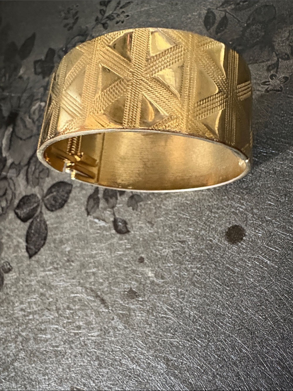 VINTAGE GEOMETRIC EMBOSSED TEXTER GOLD-TONE FINISH HINGED 7" CUFF BRACELET - Picture 5 of 8